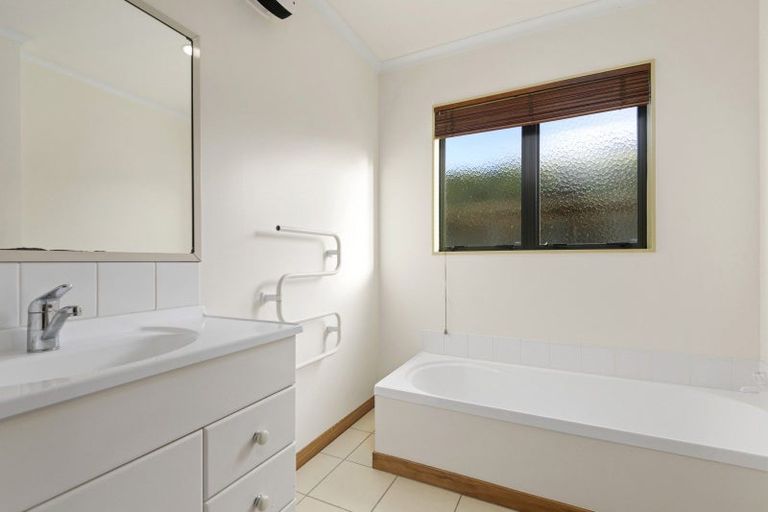 Photo of property in 4 Jensen Street, Hokowhitu, Palmerston North, 4410