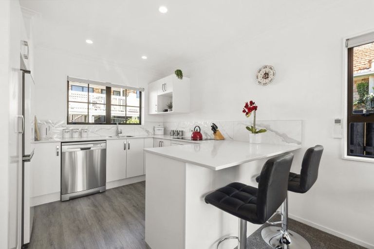 Photo of property in 2/10 Great South Road, Papakura, 2110