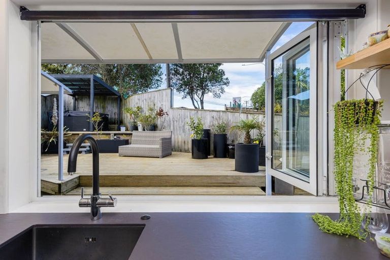 Photo of property in 1/32 Forrest Hill Road, Forrest Hill, Auckland, 0620