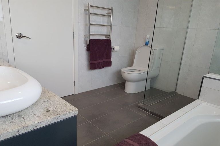 Photo of property in 2/10 Tiri View Place, Waiake, Auckland, 0630