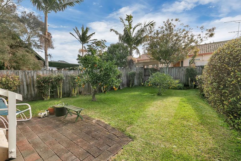 Photo of property in 2/218 Sunnynook Road, Totara Vale, Auckland, 0627