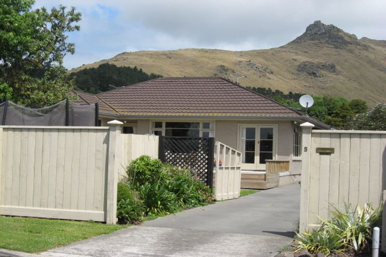 Photo of property in 5 Laing Crescent, Heathcote Valley, Christchurch, 8022