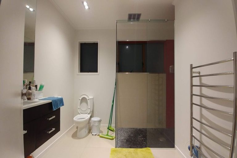 Photo of property in 2/325 Glenfield Road, Glenfield, Auckland, 0629