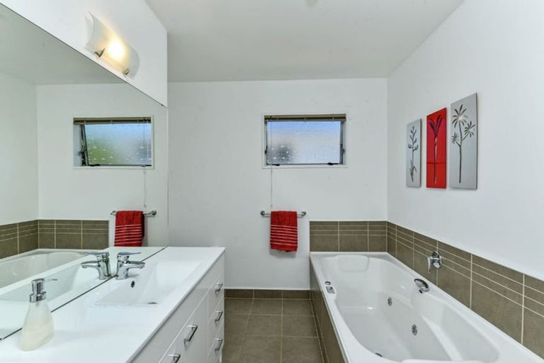 Photo of property in 1/305 East Coast Road, Mairangi Bay, Auckland, 0630