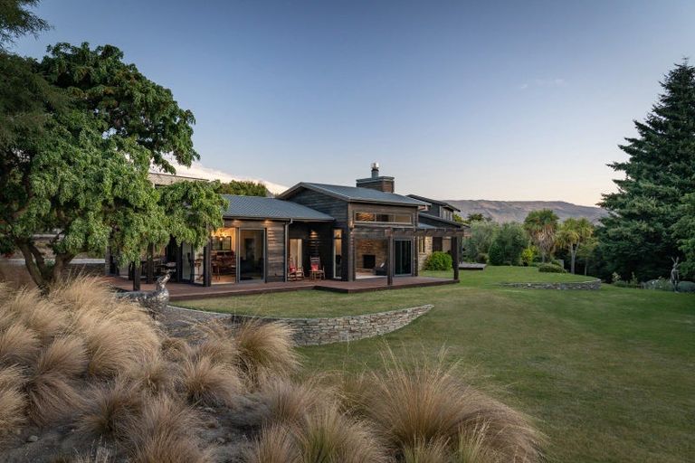 Photo of property in 10 Minaret Ridge, Wanaka, 9305