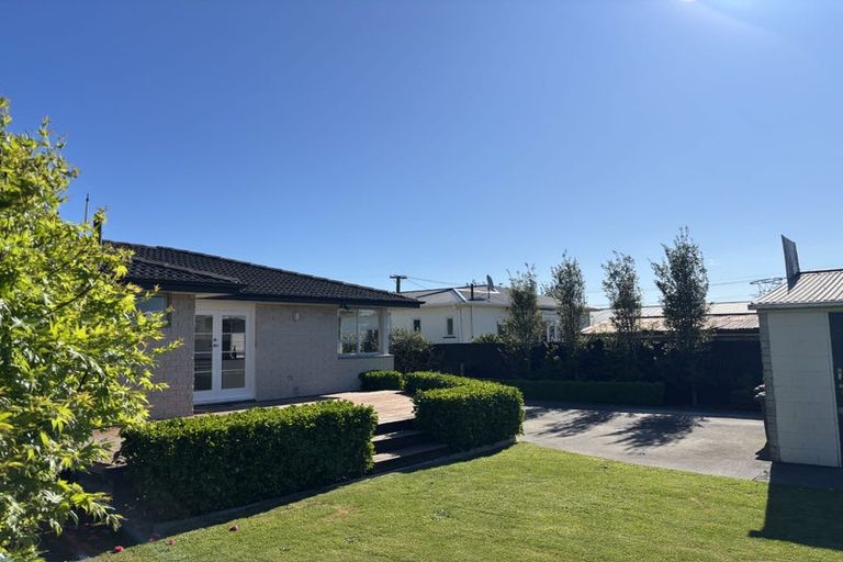 Photo of property in 92 Isleworth Road, Bishopdale, Christchurch, 8053