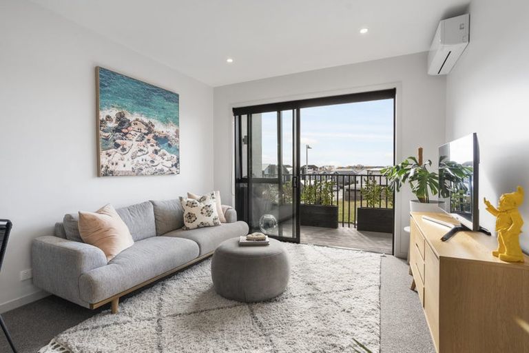 Photo of property in 13/1 Genevieve Lane, Hobsonville, Auckland, 0616