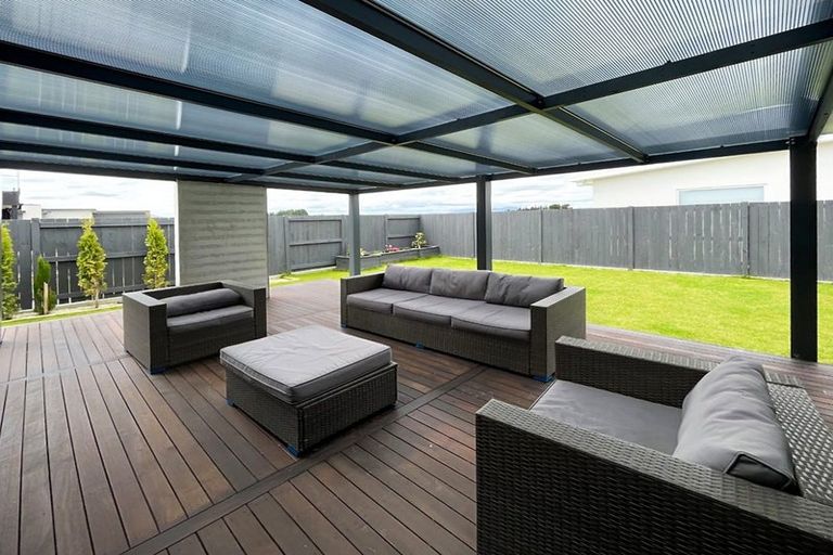 Photo of property in 104 Johnstone Drive, Fitzherbert, Palmerston North, 4410