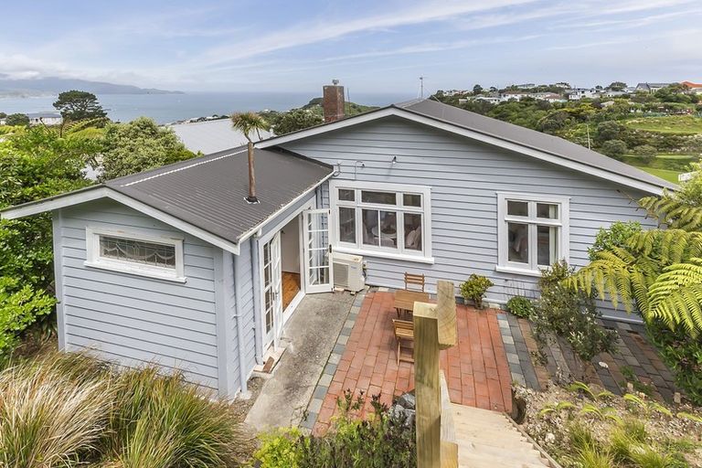 Photo of property in 17 Houghton Bay Road, Houghton Bay, Wellington, 6023