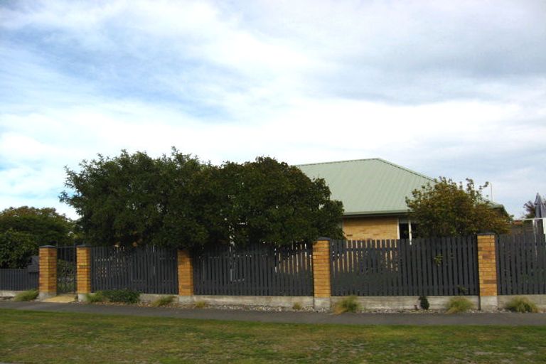 Photo of property in 2/1 Showgate Avenue, Sockburn, Christchurch, 8042