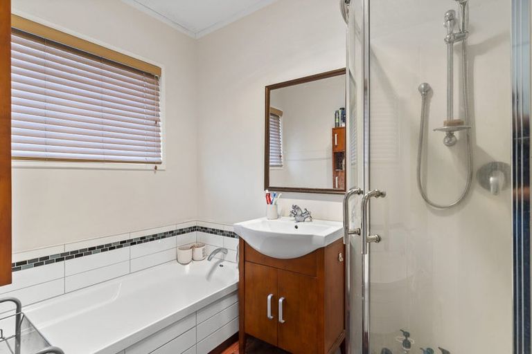 Photo of property in 1/6 Ellice Road, Totara Vale, Auckland, 0629