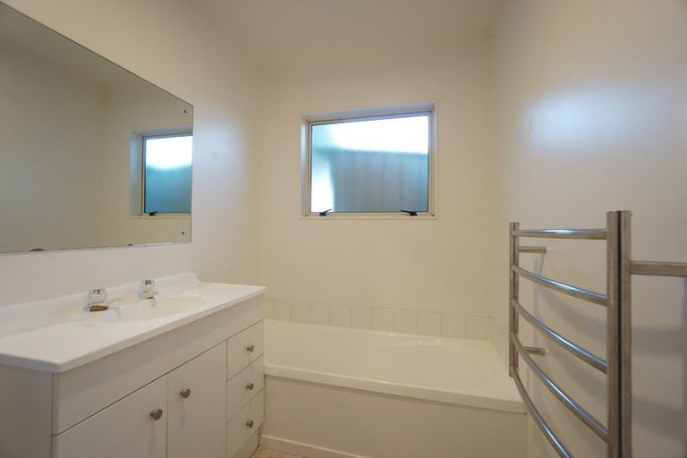 Photo of property in 2/46 La Trobe Street, Pakuranga Heights, Auckland, 2010