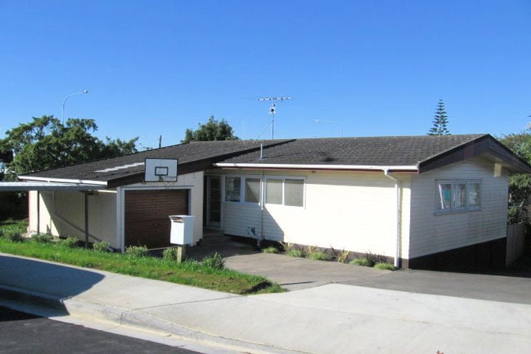 Photo of property in 1/2 Windsor Place, Windsor Park, Auckland, 0630