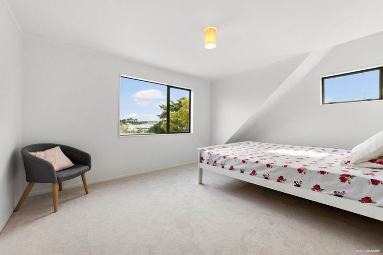 Photo of property in 1/10 Thomas Rea Place, Te Atatu South, Auckland, 0610