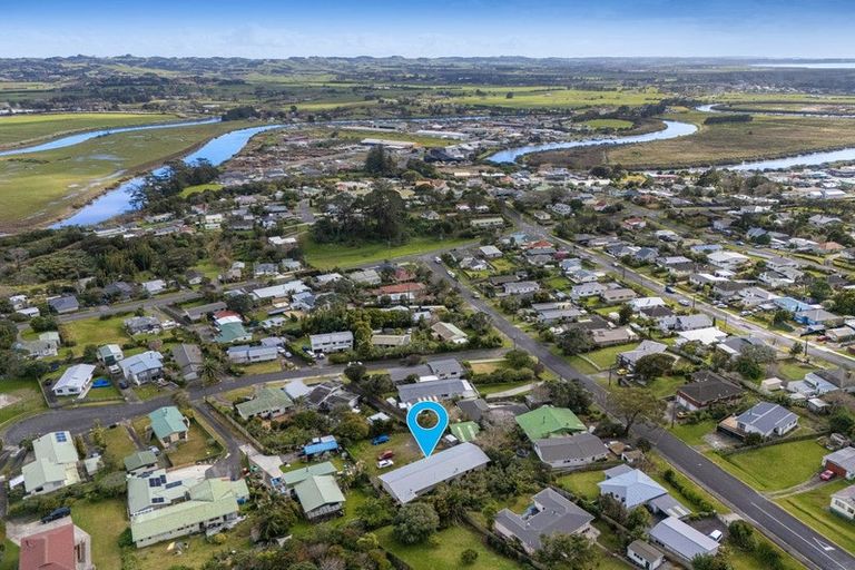 Photo of property in 2 Kaipara Crescent, Helensville, 0800