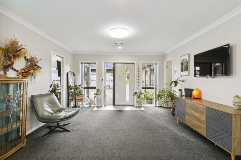 Photo of property in 32 Mervyn Kemp Drive, Tawa, Wellington, 5028