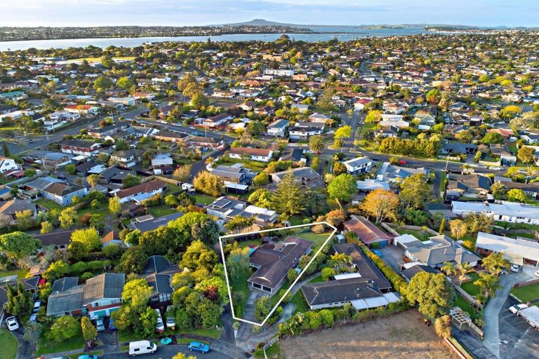 Photo of property in 11 Wilbur Place, Pakuranga Heights, Auckland, 2010