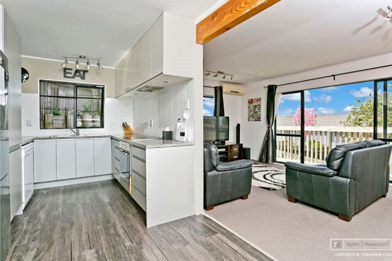 Photo of property in 2/2 Valecrest Place, Bayview, Auckland, 0629