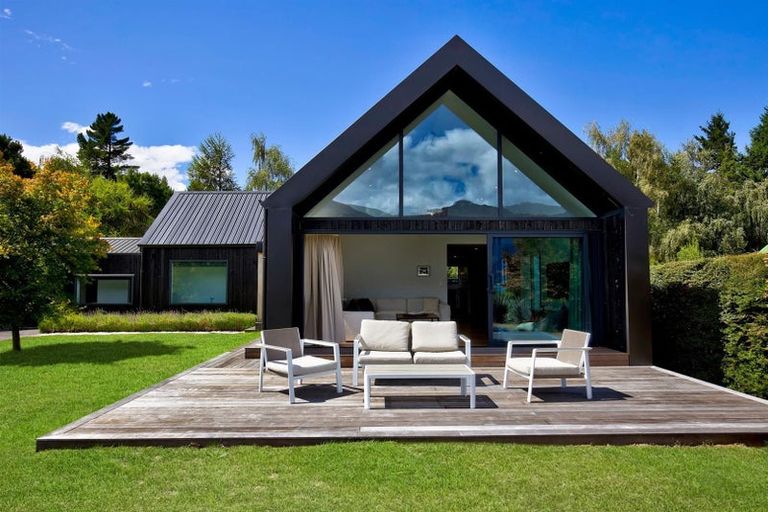 Photo of property in 8 Redwood Court, Kelvin Heights, Queenstown, 9300