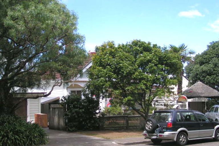 Photo of property in 1 Princes Street, Northcote Point, Auckland, 0627