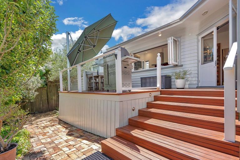Photo of property in 3 Lake Road, Devonport, Auckland, 0624