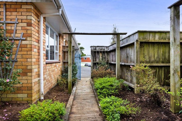 Photo of property in 2/6 Hood Place, Spotswood, New Plymouth, 4310