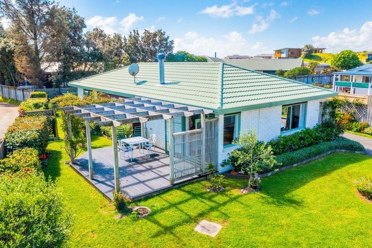 Photo of property in 7 Tobys Way, Waikanae Beach, Waikanae, 5036