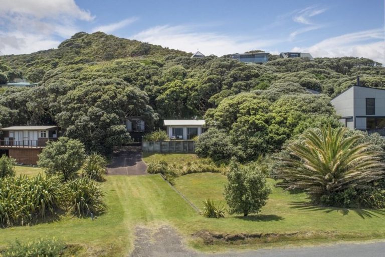 Photo of property in 65 Marine Parade North, Piha, 0772