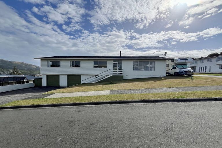 Photo of property in 1 Spicer Place, Tawa, Wellington, 5028