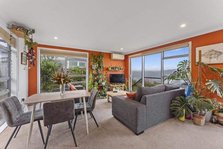 Photo of property in 22 Arahiwi Grove, Tirohanga, Lower Hutt, 5010