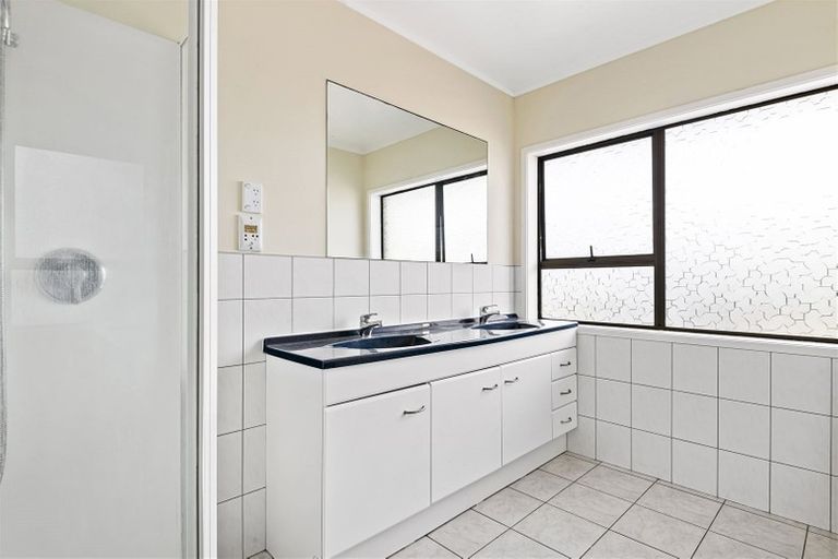 Photo of property in 20 Chatswood Grove, Chatswood, Auckland, 0626