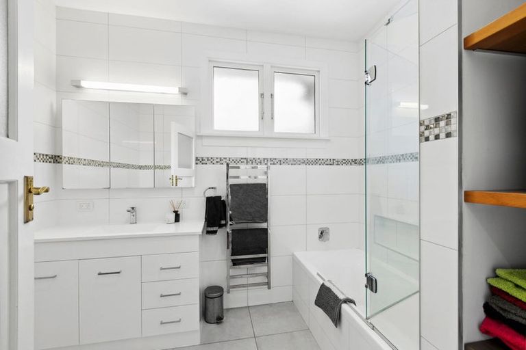 Photo of property in 43 Paynters Avenue, Strandon, New Plymouth, 4312