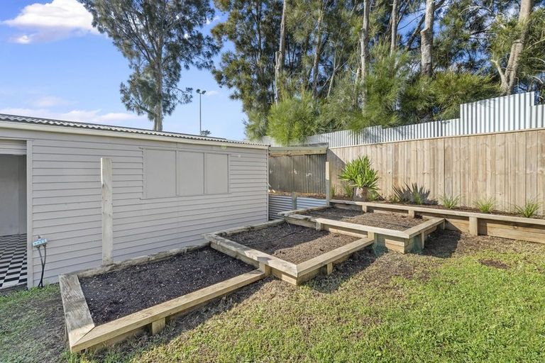 Photo of property in 15 Tamariki Avenue, Kelston, Auckland, 0602