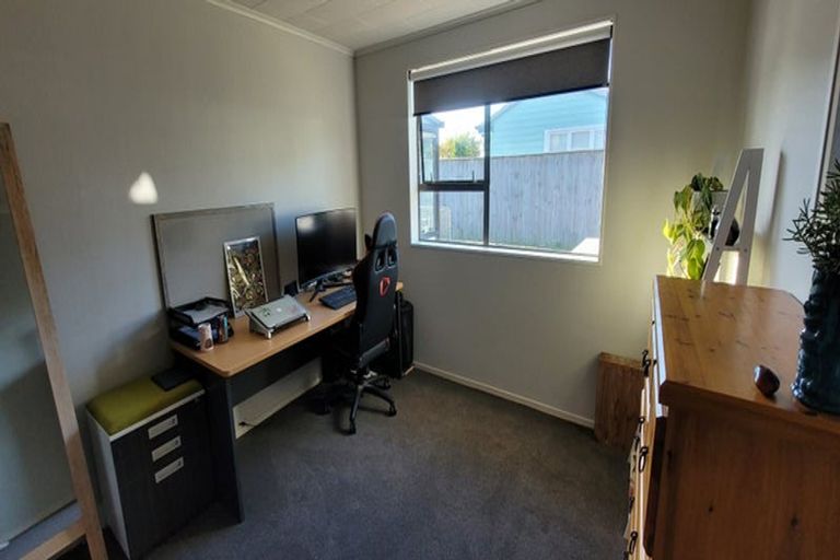 Photo of property in 2 Goldie Place, Waikanae Beach, Waikanae, 5036