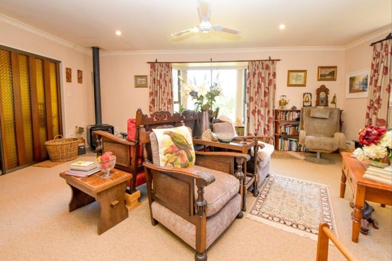 Photo of property in 6 Chisholm Place, Carterton, 5713