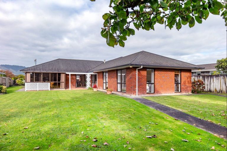 Photo of property in 14 Easton Way, Levin, 5510