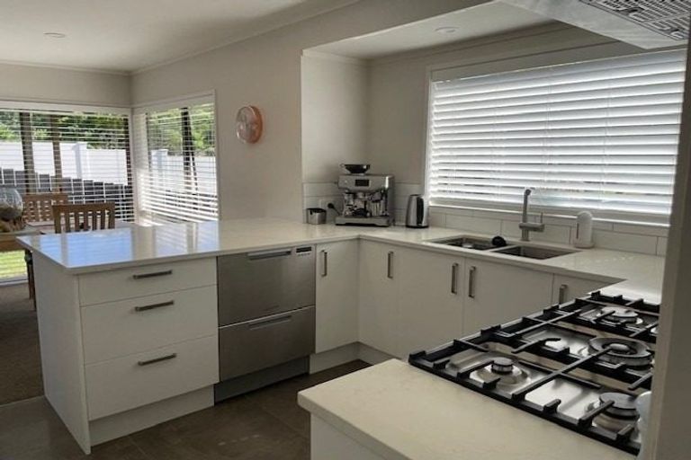 Photo of property in 7 Donzella Place, Conifer Grove, Takanini, 2112