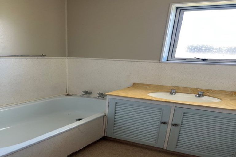 Photo of property in 1/17 Doment Crescent, Orewa, 0931