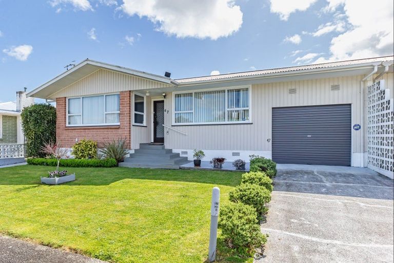 Photo of property in 47 Karaka Crescent, Levin, 5510