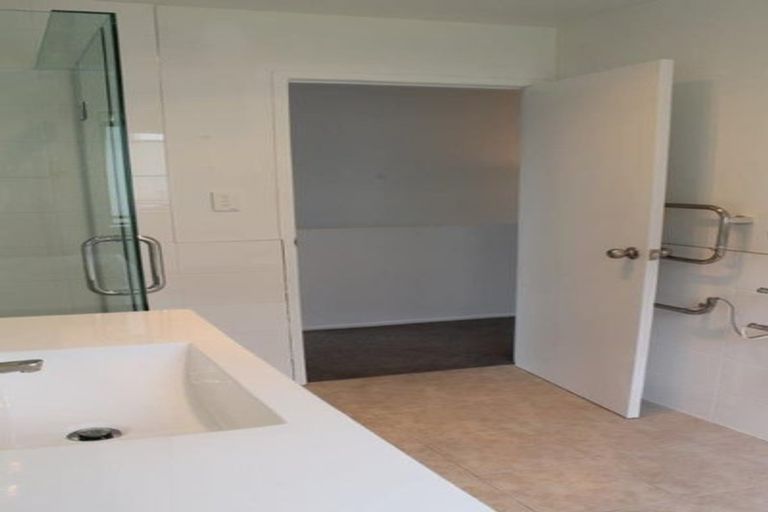 Photo of property in 603a Glenfield Road, Totara Vale, Auckland, 0629