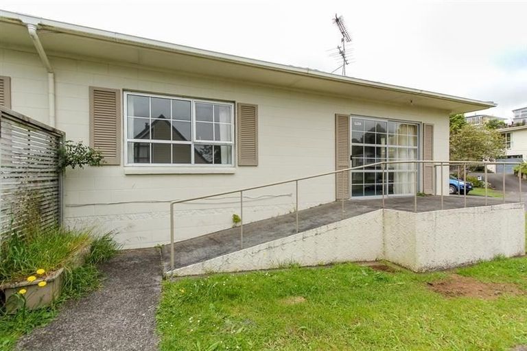 Photo of property in 17 Ambury Place, Merrilands, New Plymouth, 4312