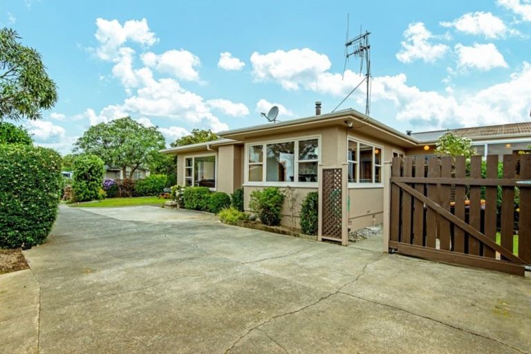 Photo of property in 86 Wikiriwhi Crescent, Awapuni, Palmerston North, 4412