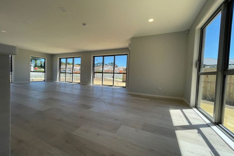 Photo of property in 30 Vinistra Road, Kumeu, 0810