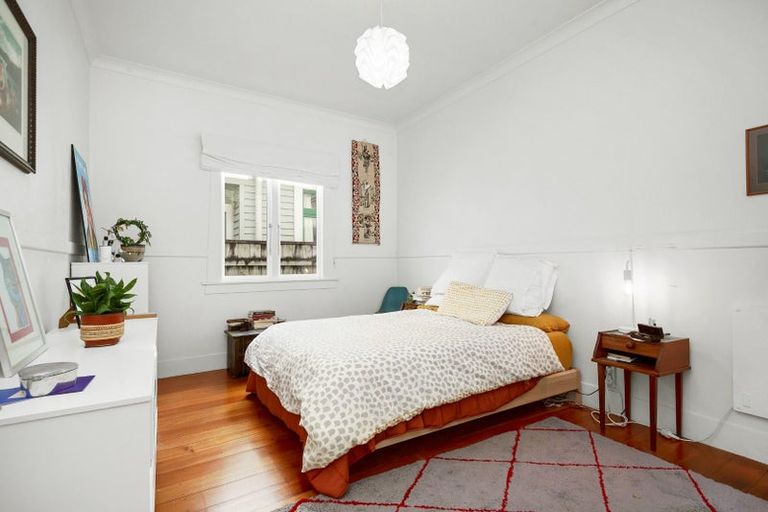 Photo of property in 129 Onepu Road, Lyall Bay, Wellington, 6022