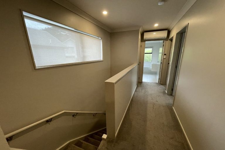 Photo of property in 3 Brindle Way, Newlands, Wellington, 6037