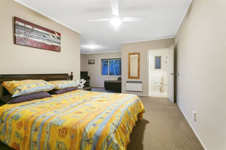 Photo of property in 9a Pendene Place, Forrest Hill, Auckland, 0620