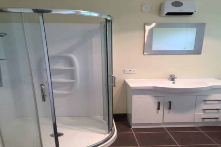 Photo of property in 1a Trojan Crescent, New Lynn, Auckland, 0600