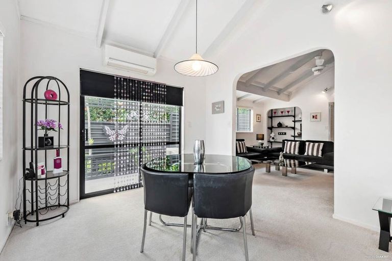 Photo of property in 2/17 Pax Avenue, Forrest Hill, Auckland, 0620