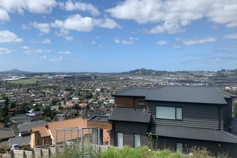 Photo of property in 11 Bartells Drive, Goodwood Heights, Auckland, 2105