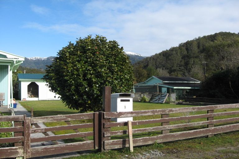 Photo of property in 1 Dawes Street, Blackball, 7804